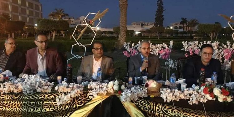 رئيس جامعة قناة السويس يشارك الطواقم الطبية بالمستشفيات الجامعية إفطار رمضان