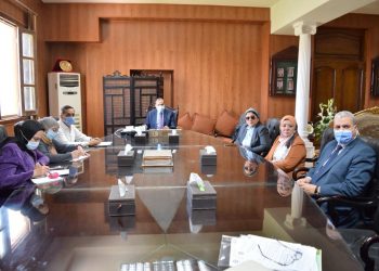 رئيس جامعة بني سويف يستعرض إنجازات مركز اللغات والترجمة