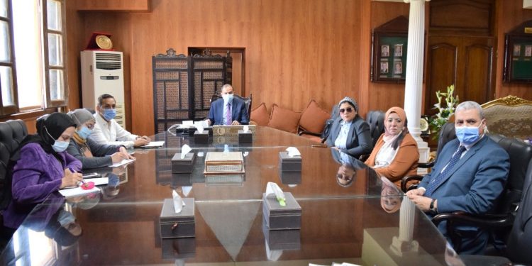 رئيس جامعة بني سويف يستعرض إنجازات مركز اللغات والترجمة