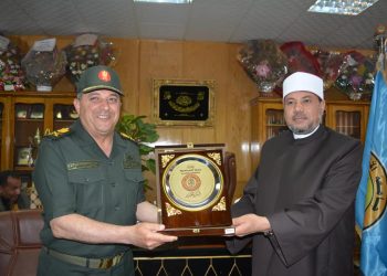 قائد المنطقة الجنوبية العسكرية يهنئ نائب رئيس جامعة الأزهر بحلول عيد الفطر المبارك