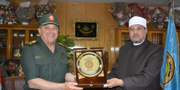 قائد المنطقة الجنوبية العسكرية يهنئ نائب رئيس جامعة الأزهر بحلول عيد الفطر المبارك