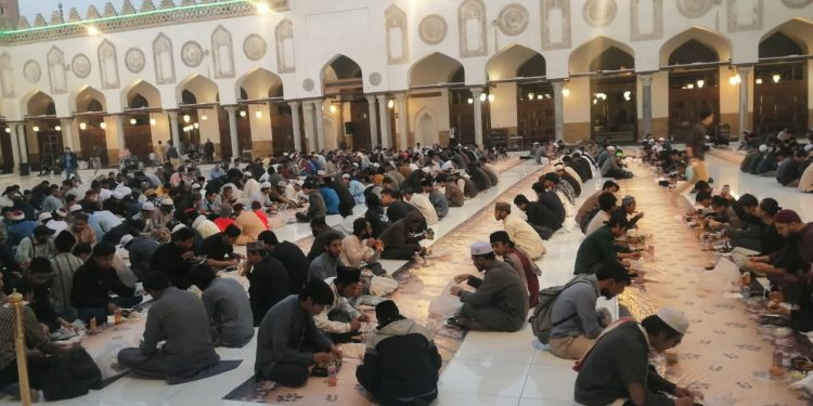 مدير عام الجامع الأزهر: نستقبل ألف طالب يوميًّا للإفطار خلال شهر رمضان المبارك