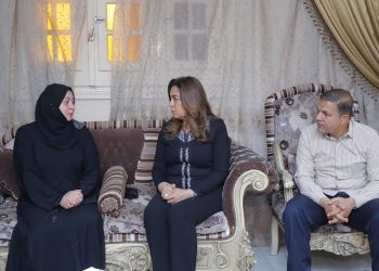 محافظ دمياط تقدم العزاء لوالدي الأشقاء الأطباء الثلاثة و تهديهما رحلة حج