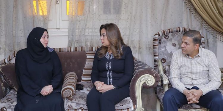 محافظ دمياط تقدم العزاء لوالدي الأشقاء الأطباء الثلاثة و تهديهما رحلة حج