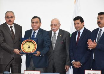 رئيس جامعة قناة السويس يستقبل وزير الشباب والرياضة