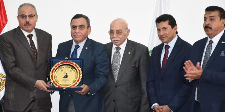 رئيس جامعة قناة السويس يستقبل وزير الشباب والرياضة