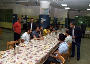 رئيس جامعة سوهاج يشارك طلاب المدينة في الإفطار الجماعي