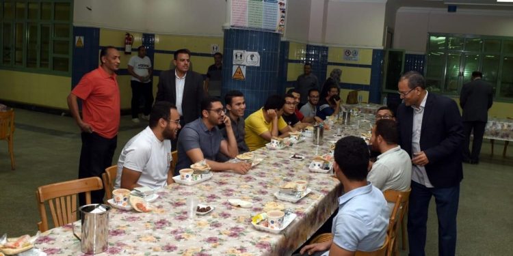 رئيس جامعة سوهاج يشارك طلاب المدينة في الإفطار الجماعي