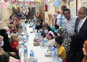 رئيس جامعة الزقازيق يتناول الإفطار مع أطفال مرضى الدم والمناعة