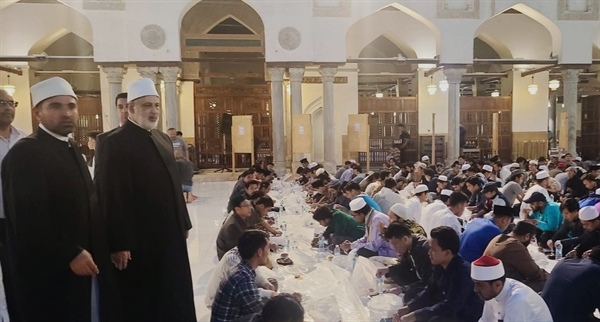وكيل الأزهر: زيادة دعوات الإفطار الجماعي للطلاب الوافدين إلى 1500
