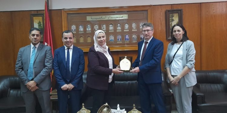 عميدة «ألسن عين شمس» تستقبل المستشار الثقافي الروسي بالقاهرة 