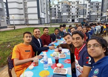 رئيس جامعة المنصورة الجديدة ينظم إفطارا جماعيا بالسكن الجامعي