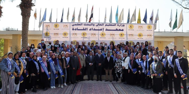 وزير التعليم العالي يستعرض تقريرًا حول أنشطة معهد إعداد القادة