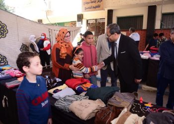 رئيس جامعة سوهاج يفتتح معرض جامعة الطفل الخيري لصالح الأيتام