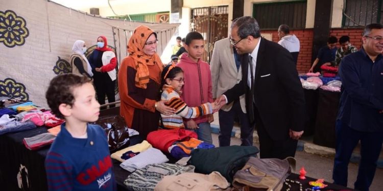 رئيس جامعة سوهاج يفتتح معرض جامعة الطفل الخيري لصالح الأيتام