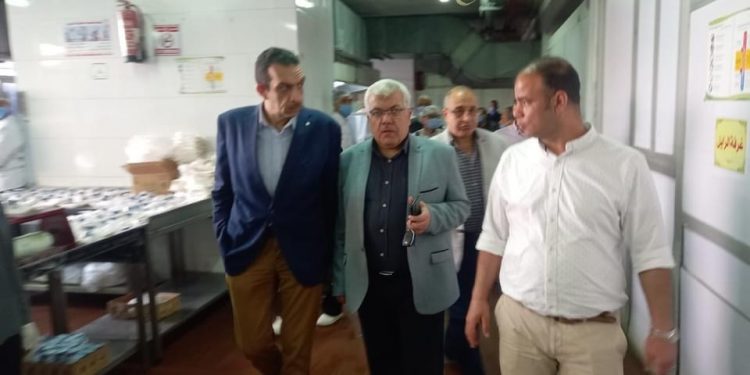 مدير مستشفيات جامعة المنوفية يتابع العمل بالمطبخ المركزي واعداد وجبات الإفطار