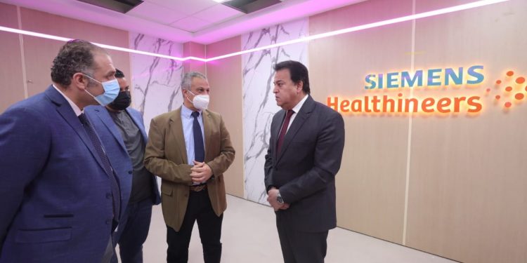 وزير التعليم العالي يتفقد أعمال التطوير بمستشفى الثدي