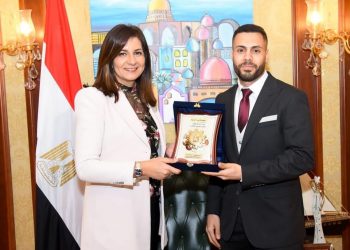 نبيلة مكرم تمنح إسلام العشيري بطل إنقاذ المدنيين في أوكرانيا درع وزارة الهجرة