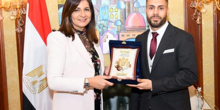 نبيلة مكرم تمنح إسلام العشيري بطل إنقاذ المدنيين في أوكرانيا درع وزارة الهجرة