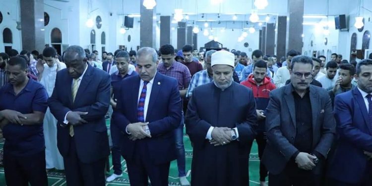 ﻿رئيس جامعة الأزهر يحتفل بذكرى انتصارات العاشر من رمضان ويؤدي صلاتي العشاء والقيام مع أبنائه الطلاب