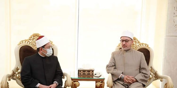 أمين البحوث الإسلامية يلتقي وفدًا من تايلاند ويبحثان التعاون العلمي وشئون الطلاب الوافدين للدراسة بالأزهر