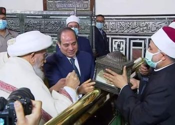 الرئيس السيسي يشاهد مكحلة وقميص وسيف النبي في افتتاح مسجد الحسين