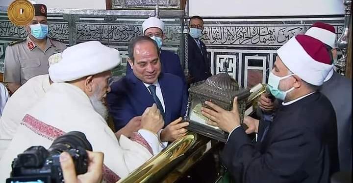 الرئيس السيسي يشاهد مكحلة وقميص وسيف النبي في افتتاح مسجد الحسين