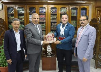 رئيس جامعة الأزهر يكرم عبد الرحمن ذكي الأول على العالم في مجال القوى البدنية