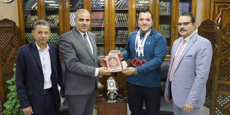 رئيس جامعة الأزهر يكرم عبد الرحمن ذكي الأول على العالم في مجال القوى البدنية