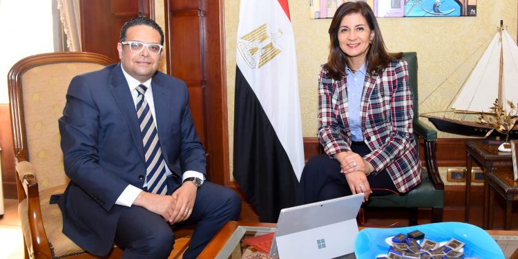 وزيرة الهجرة تستقبل مدير برامج الصناعة بجامعة لينكولن بالمملكة المتحدة