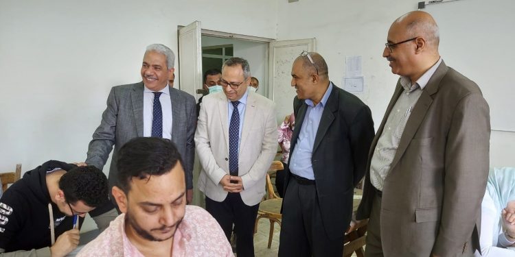 صديق يتفقد لجان امتحانات الدراسات العليا بقطاع الطب ويهنئ الطلاب بشهر رمضان المبارك