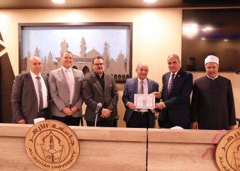 ﻿رئيس جامعة الأزهر يكرم علماء المستقبل طلاب كلية الهندسة
