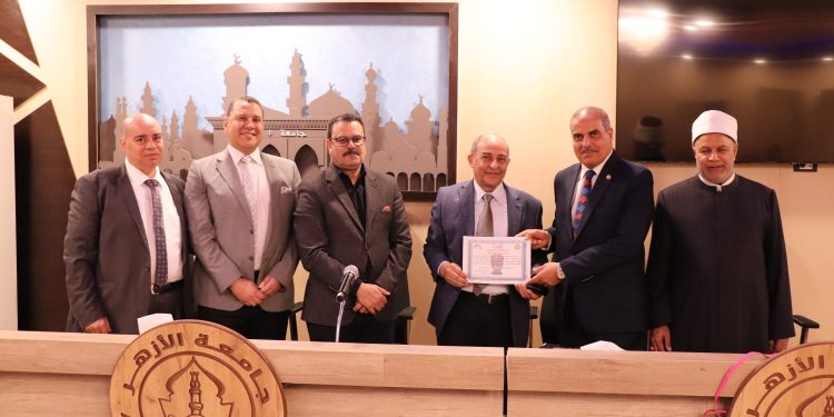 ﻿رئيس جامعة الأزهر يكرم علماء المستقبل طلاب كلية الهندسة