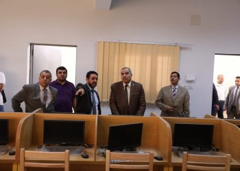 ﻿رئيس جامعة الأزهر يتفقد مركز الاختبارات الإلكترونية بمدينة نصر