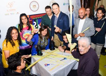 «شوقي» و«مكرم» يصنعان فانوس وأساور خوص بإحتفالية اتكلم عربي
