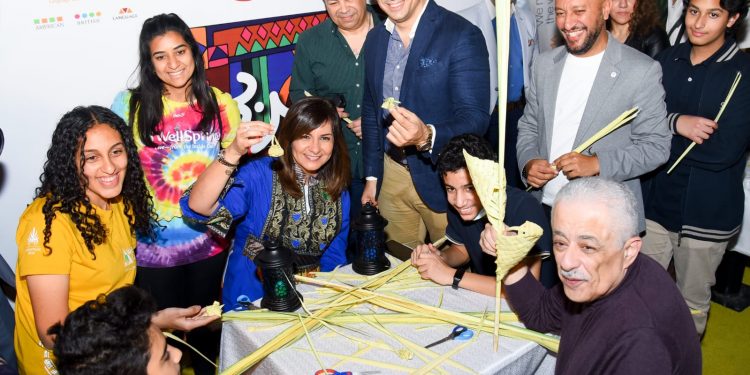 «شوقي» و«مكرم» يصنعان فانوس وأساور خوص بإحتفالية اتكلم عربي