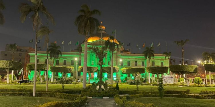 إضاءة قبة جامعة القاهرة باللون الأخضر احتفالًا باليوم العالمي للأرض