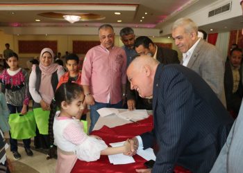 تكريم أبناء المعلمين من حفظة القرآن الكريم وقادرون باختلاف