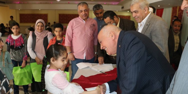 تكريم أبناء المعلمين من حفظة القرآن الكريم وقادرون باختلاف