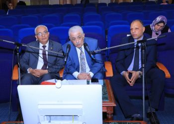 «شوقي» يعقد اجتماعًا لوضع الاستعدادات النهائية لامتحانات مراحل الثانوية العامة