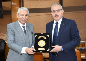 درع الهيئة العامة لتنمية الثروة السمكية لرئيس جامعة قناة السويس