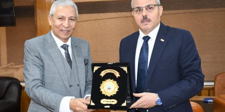 درع الهيئة العامة لتنمية الثروة السمكية لرئيس جامعة قناة السويس