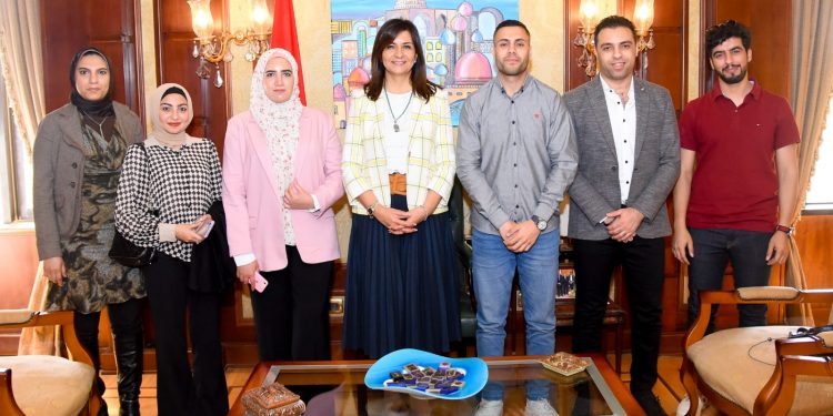 وزيرة الهجرة تستقبل عددًا من الشباب المشاركين في دعم الجالية المصرية خلال الأزمة الروسية الأوكرانية