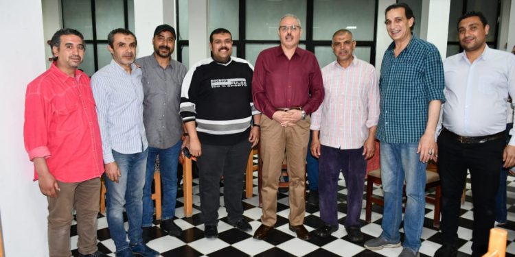 رئيس جامعة قناة السويس يتناول الإفطار مع اتحاد الطلاب