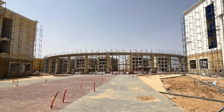 وزير التعليم العالي يتابع الموقف التنفيذي لجامعة الزقازيق الأهلية