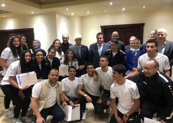 وزير التعليم العالي يكرم منتخب الجامعات للسباحة بالزعانف