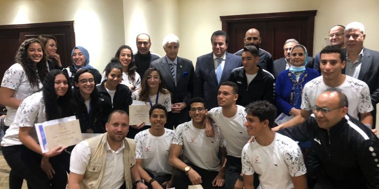 وزير التعليم العالي يكرم منتخب الجامعات للسباحة بالزعانف