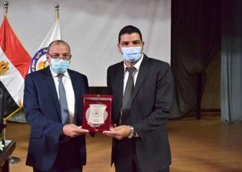 رئيس جامعة بني سويف يكرم وليد الروبي لفوزه بجائزة الدولة التشجيعية