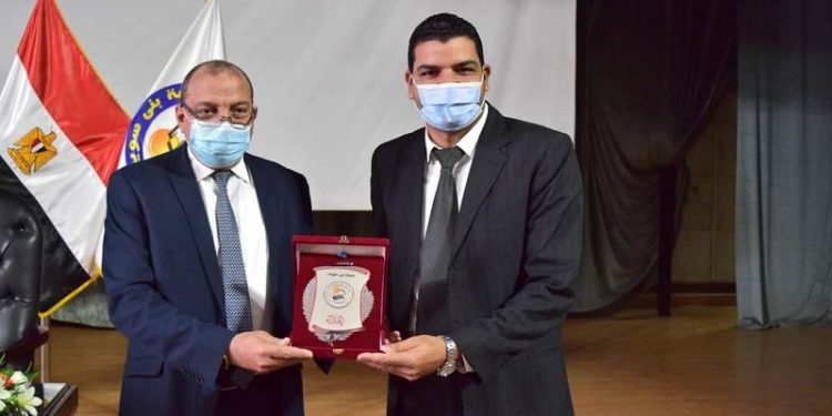 رئيس جامعة بني سويف يكرم وليد الروبي لفوزه بجائزة الدولة التشجيعية
