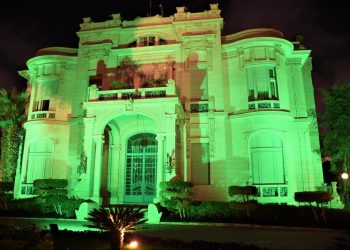 جامعة عين شمس تضاء باللون الأخضر وتزرع الأشجار احتفالاً باليوم العالمي للأرض